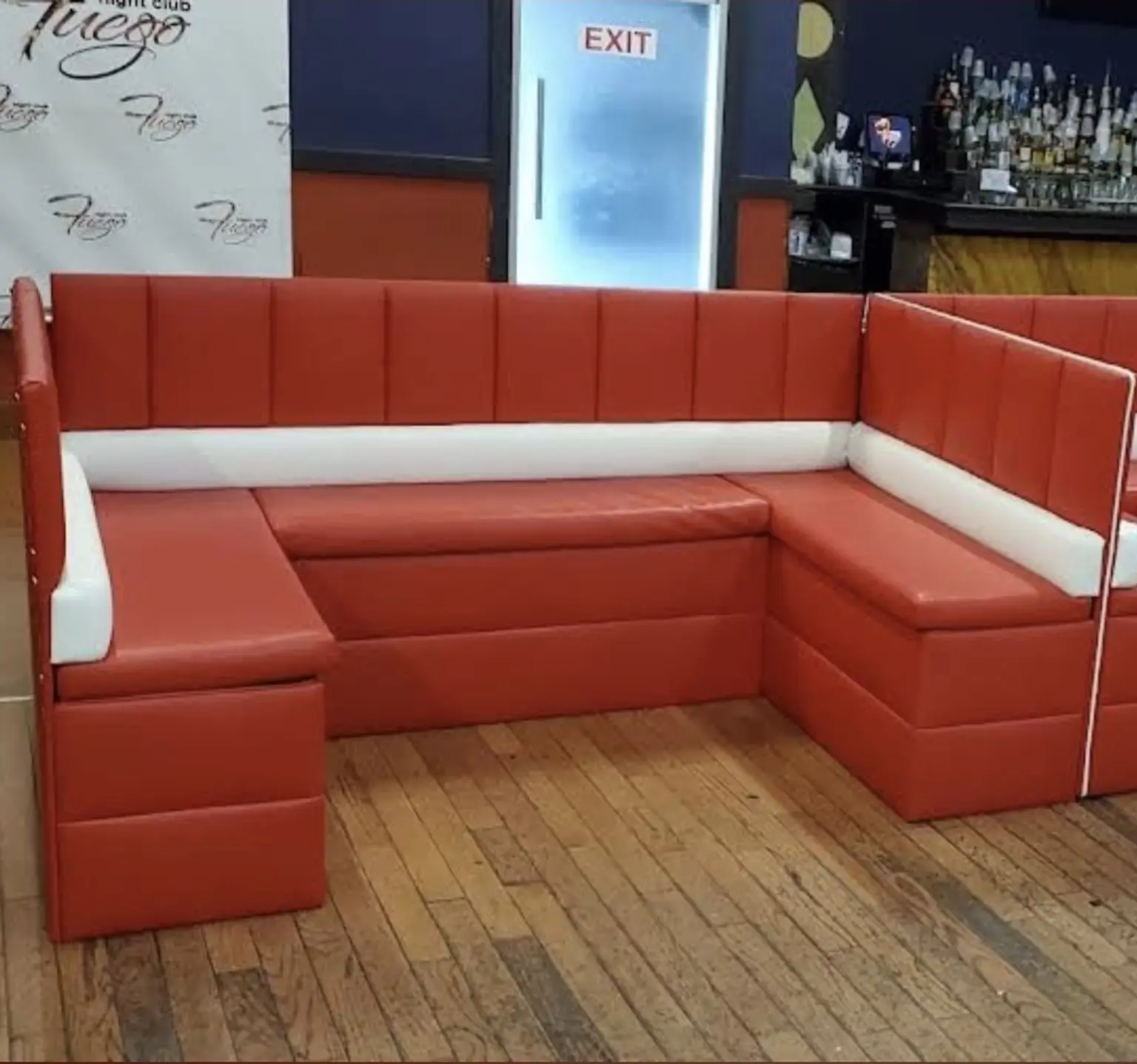 Mobiliario comercial tapizado en rojo y blanco