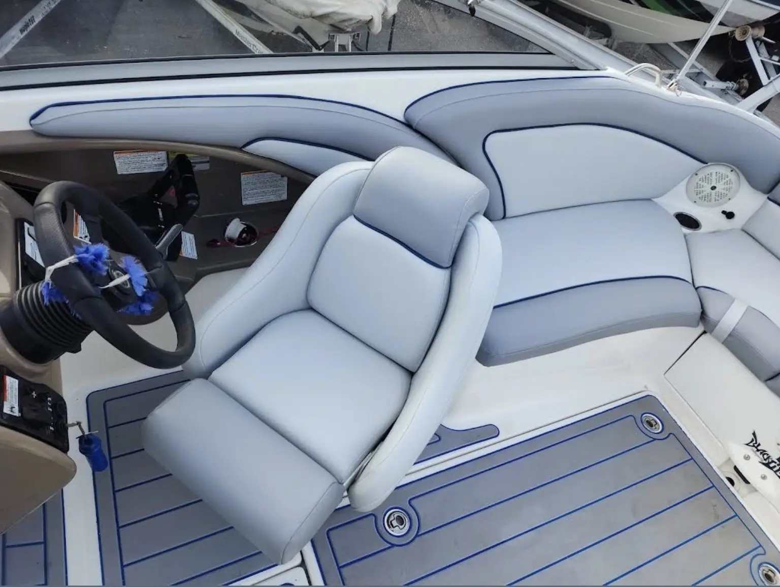 Tapicería azul claro personalizada en el interior de un bote