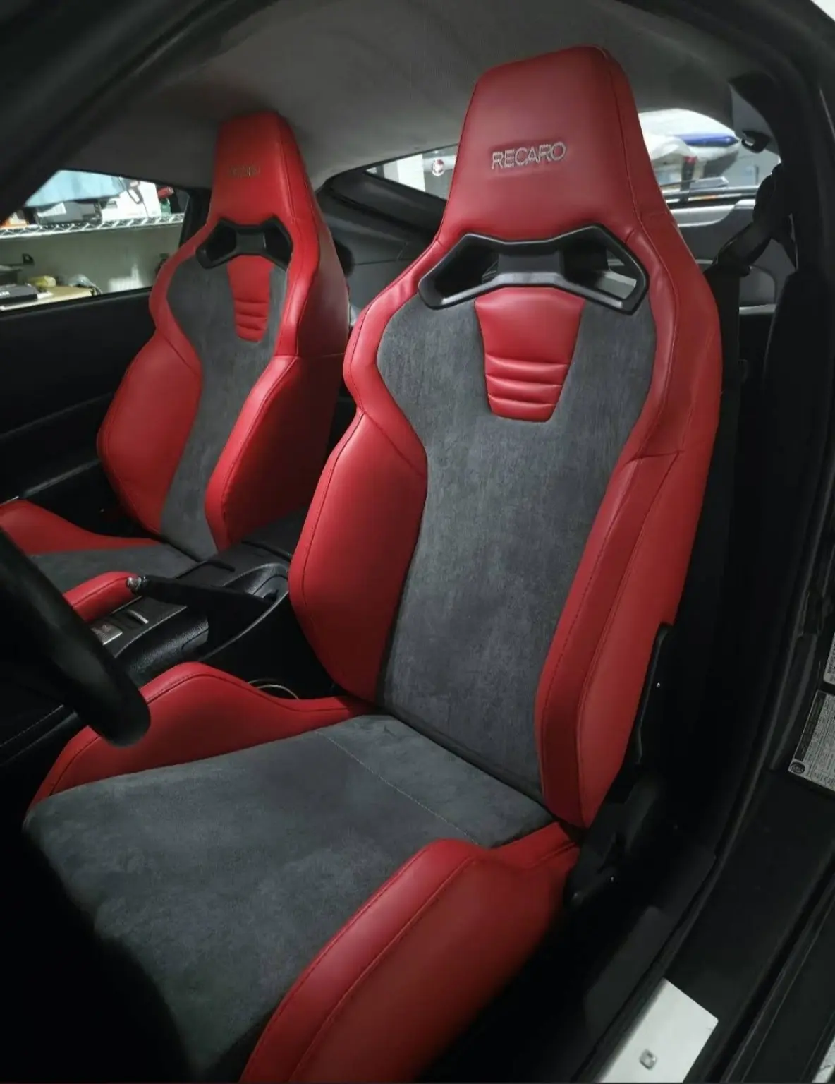 Asientos deportivos de auto tapizados en rojo y gris